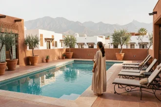 Terrasse avec piscine d'un appartement à vendre à Marrakech avec vue sur les montagnes de l'Atlas