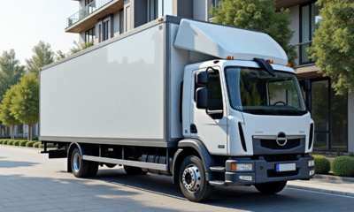 Camion de déménagement spacieux devant un immeuble moderne