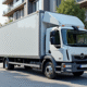Camion de déménagement spacieux devant un immeuble moderne